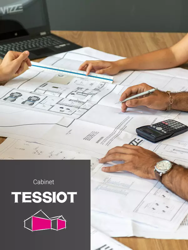 Photo d'un bureau avec des plans d'architecte