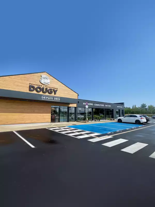 Extérieur d'un magasin rénové, vue du parking repeint